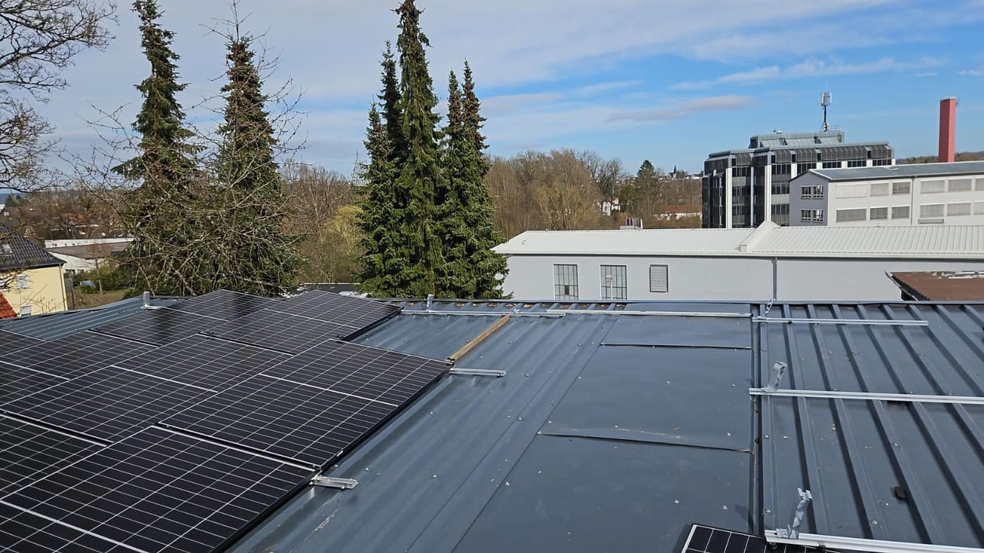 Photovoltaikmodule in Reihen aufgeständert auf einem gewerblichen Flachdach