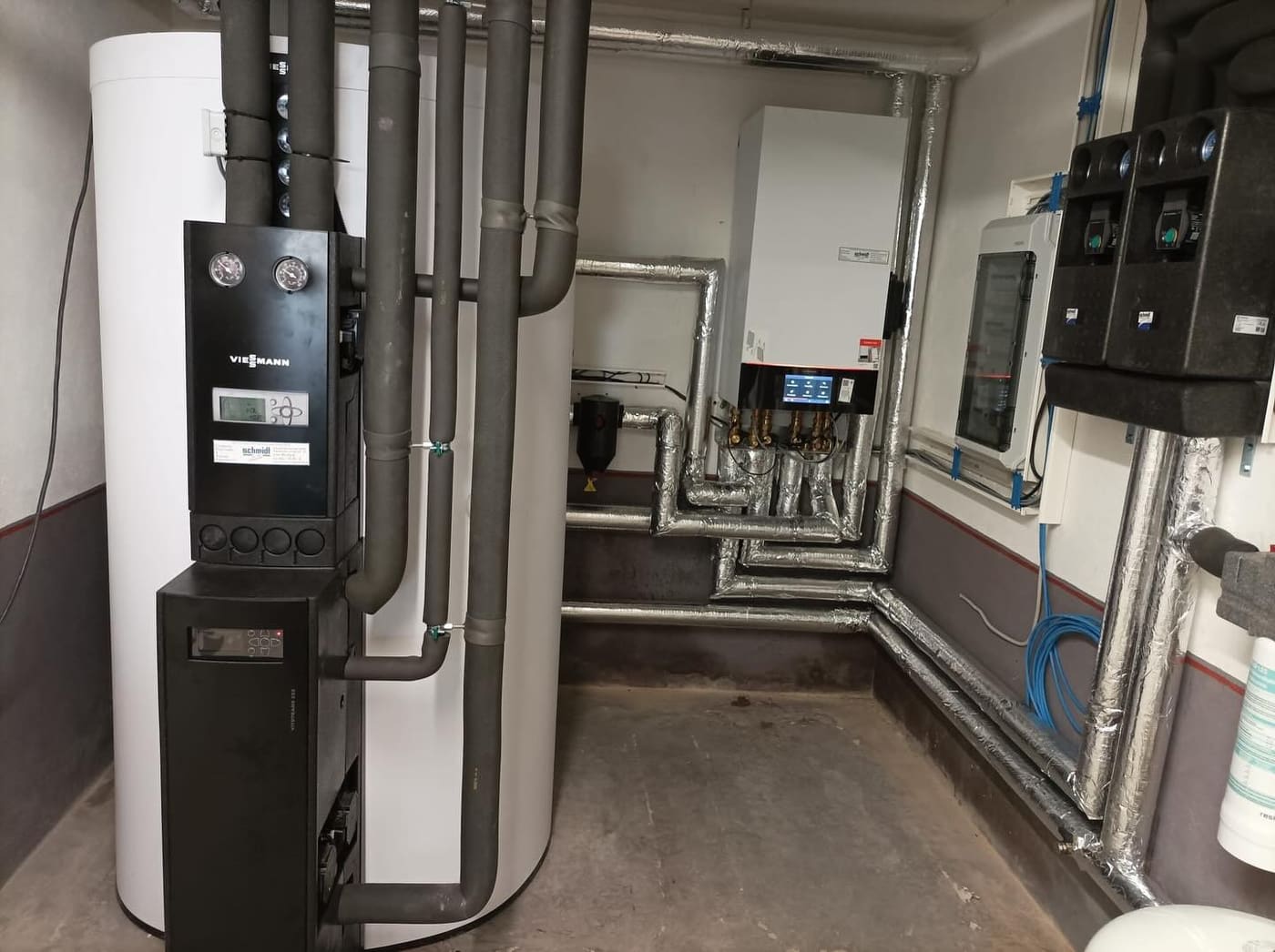 Heizzentrale im Keller mit Pufferspeicher, Regelung und gedämmter Verrohrung