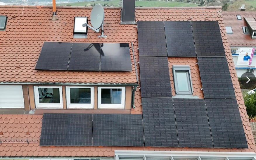 Doppelhaus von schräg oben mit Photovoltaikmodulen auf der Dachfläche