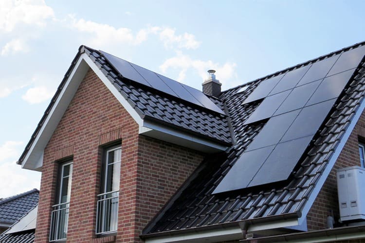 Klinkerhaus mit Gaube, Photovoltaikmodule auf zwei Dachflächen verlegt