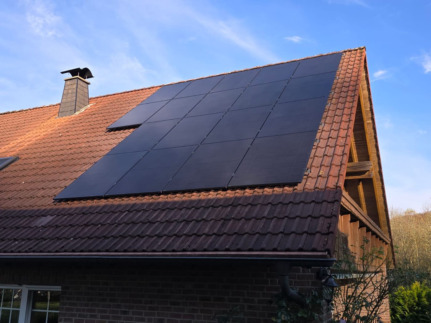 Satteldach mit ziegelroter Eindeckung, Photovoltaikmodule auf der Südseite