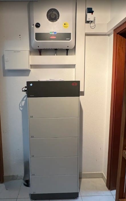 Wechselrichter und Batteriespeicher an der Wand eines Hausanschlussraums